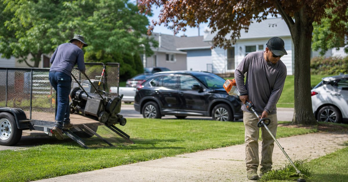 How much time should a crew leader budget for each residential mowing stop?